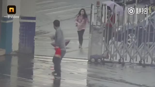Kẻ cướp điện thoại nhầm đường chạy thẳng vào đồn cảnh sát