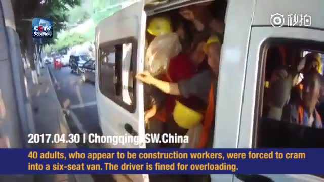 Ôtô 6 chỗ nhồi 40 công nhân