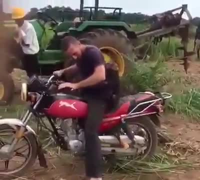 Chú khỉ ăn vạ vì không được cho đi xe máy