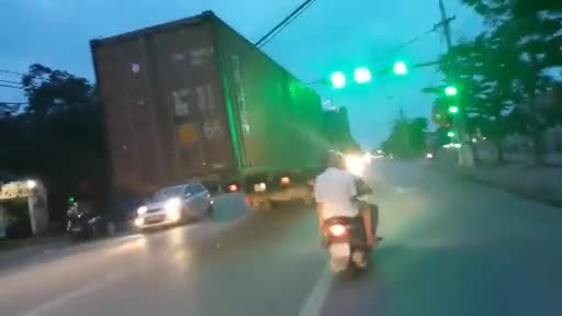 Container 'lơ lửng' đi giữa phố