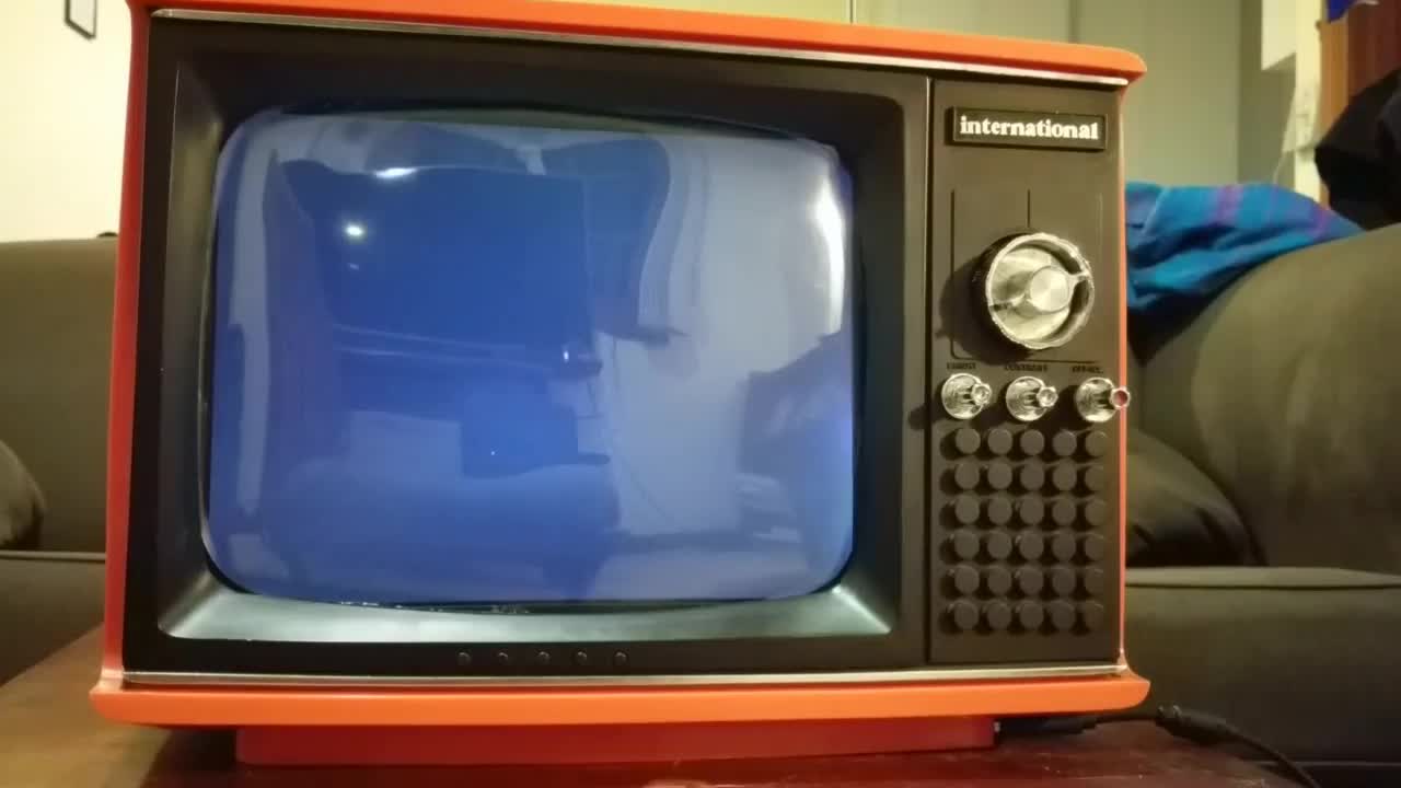 DIY chiếc TV cũ kỹ được "biến" thành một chiếc máy chơi game Raspberry Pi cổ điển
