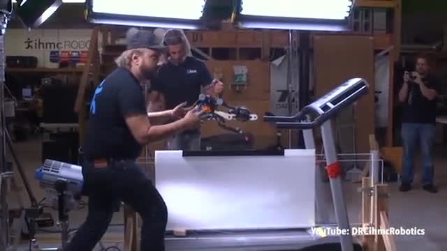 Robot chạy nhanh hơn cả nhà vô địch Olympic