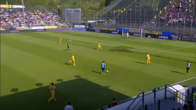 Thủ môn ở giải Serie B đột phá hơn 80 mét