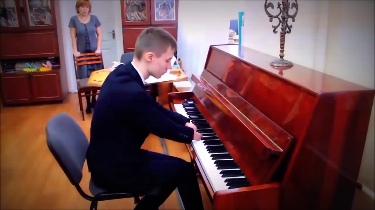 Kinh ngạc với chàng trai không tay chơi piano tuyệt hay 