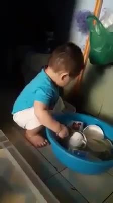 Giúp việc nhí siêu đáng yêu!