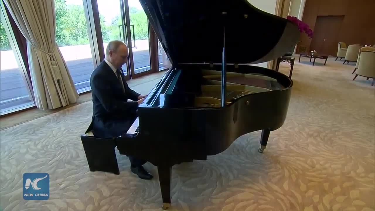Tổng thống Nga Putin chơi đàn piano trước cuộc gặp với Chủ tịch Tập Cận Bình