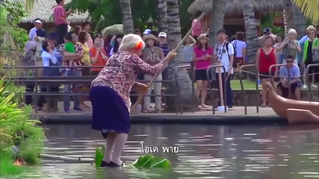 Bà cụ đi trên mặt nước quá đỉnh