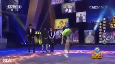 Kỉ lục thế giới mới cho cậu bé nhảy dây nhanh nhất thế giới!!!!