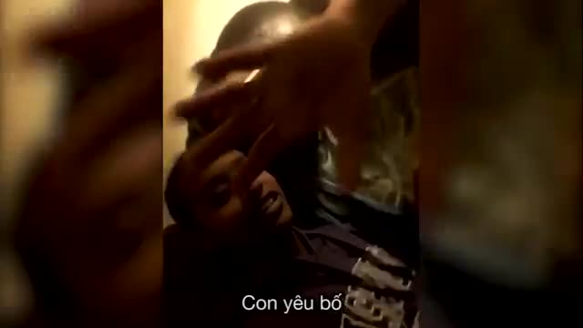 Phản ứng khó đỡ của các ông bố khi được con... "tỏ tình"