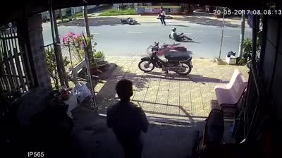 Một con chó lao ra đường 'hạ gục' hai xe máy