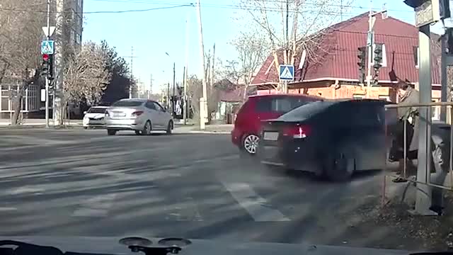Ôtô đâm nhau húc văng người phụ nữ trên hè