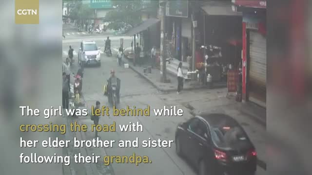 Bé gái sang đường một mình bị ôtô chèn lên người