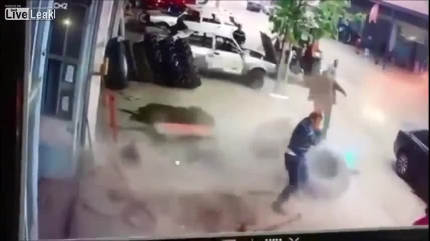 Lốp xe tải nổ tung khi đang bơm, hạ gục người đàn ông