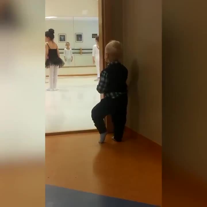 Cậu bé đang cố bắt chước vũ công ballet 