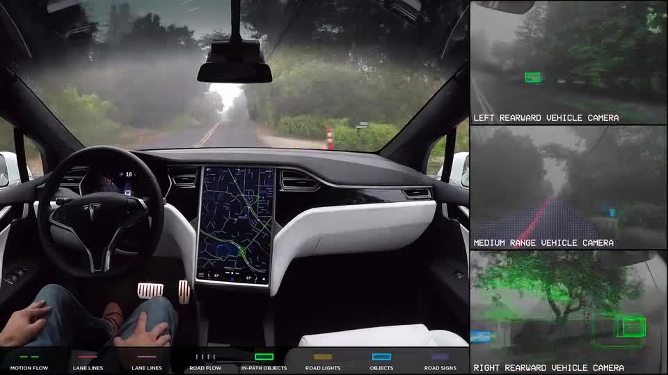 Xem xe Tesla tự lái trên đường