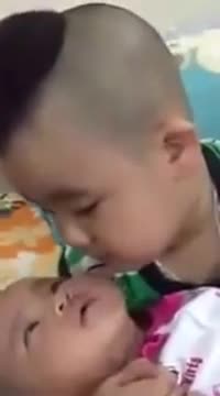 Cậu bé tâm sự với em gái gây sock cộng đồng mạng