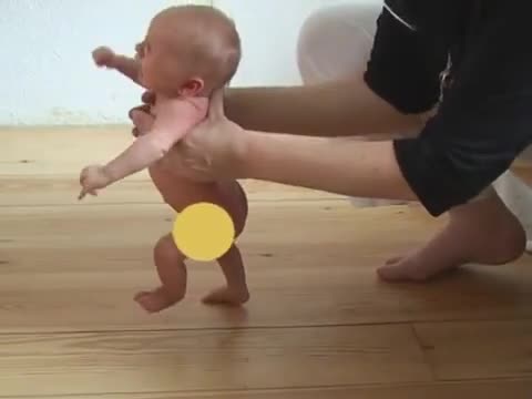 Em bé vừa sinh ra đã bước đi 