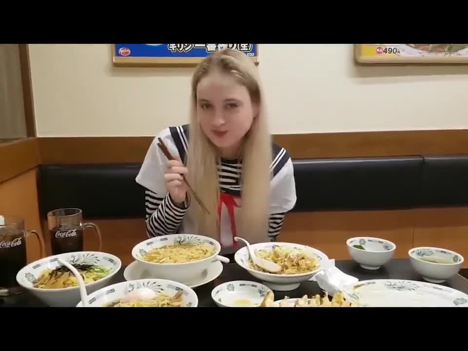 Xem cô gái này ăn mà thấy cũng no rồi 