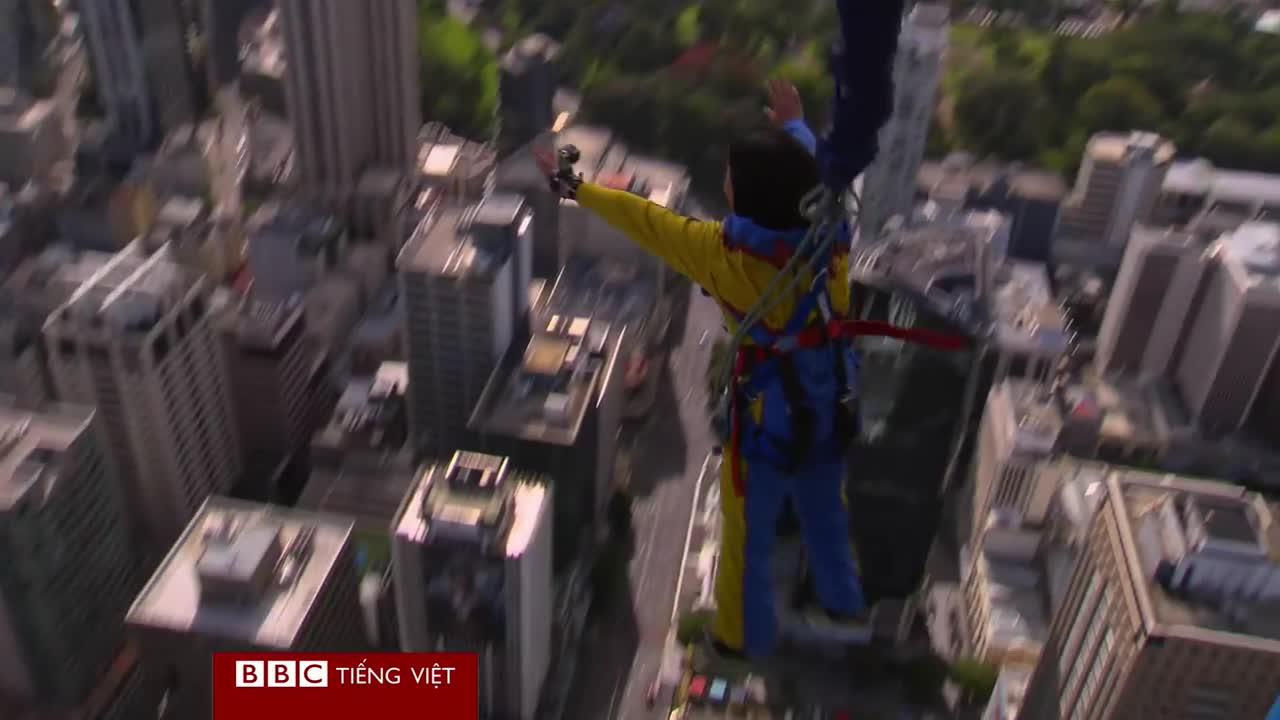 Phóng viên BBC nhảy từ tòa tháp cao 192m