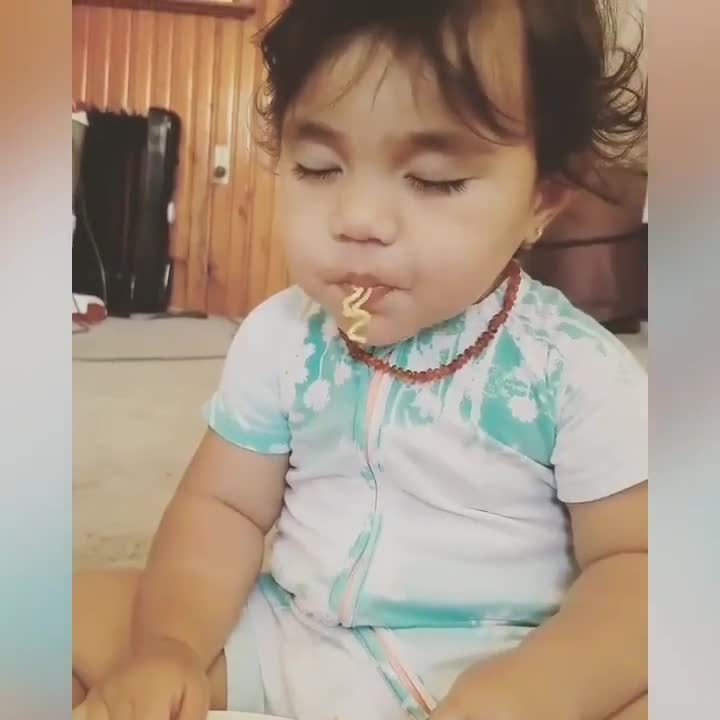 Không thể nhịn cười với em bé vừa ăn mì spaghetti vừa ngủ gà ngủ gật