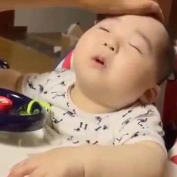 Em bé ngủ gật mặc cho bố gọi cực dễ thương