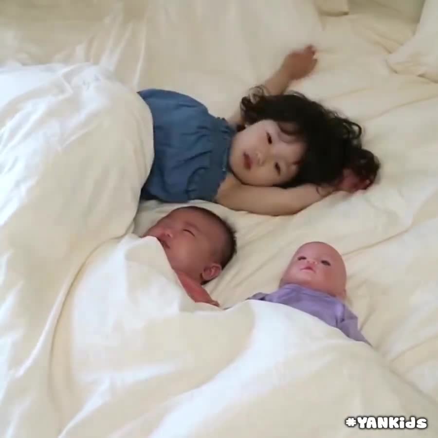 Em bé ru em thay mẹ cực đáng yêu