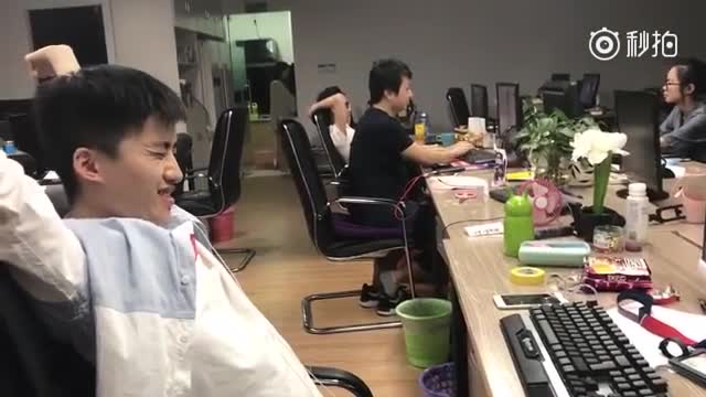 Thánh ăn công sở Nướng cá trên tay bằng máy cồn tự chế mời cả phòng