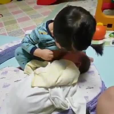 Mẹ cứ yên tâm công tác tốt... em ở nhà đã có con lo 