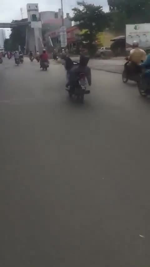Nam thanh niên nằm ngửa lái xe máy 'diễn xiếc' trên phố Hà Nội
