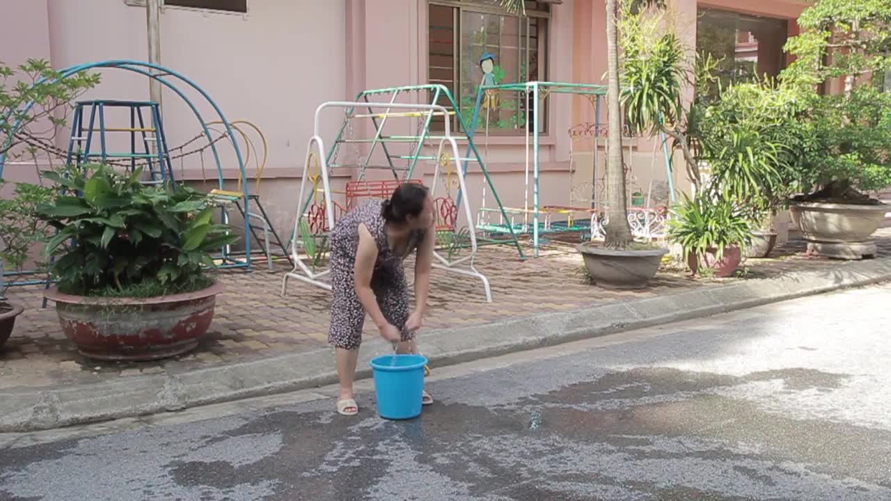 Làm thế nào tắm với 1 cốc nước 