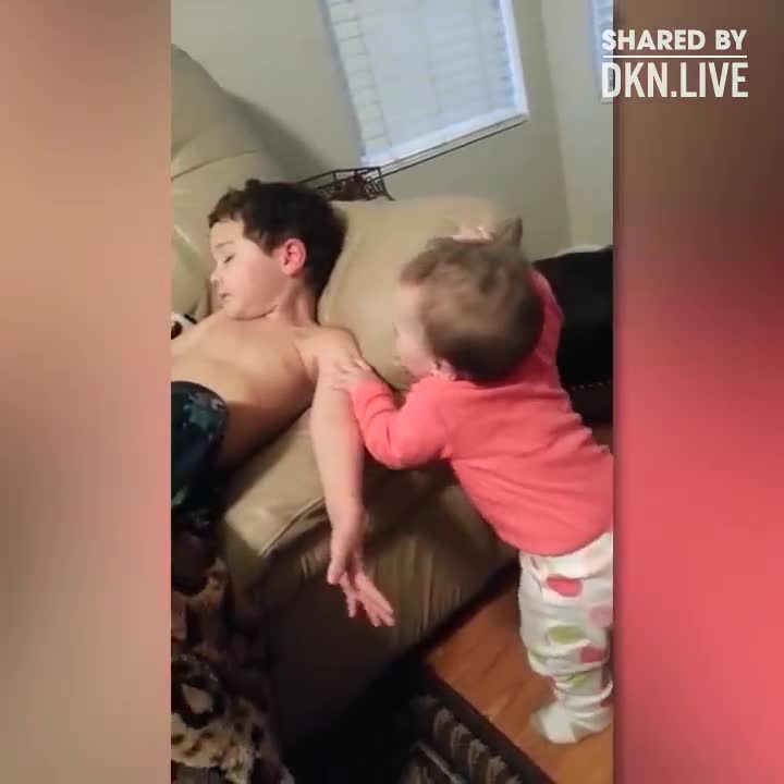 Soái ca thương em gái từ nhỏ đây ạ!