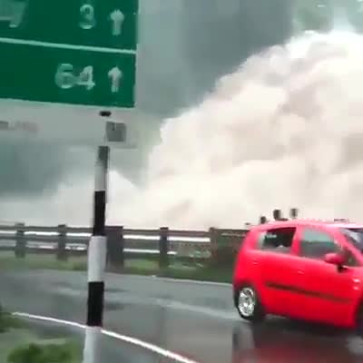 Nhìn khung cảnh đằng sau cứ như là... 