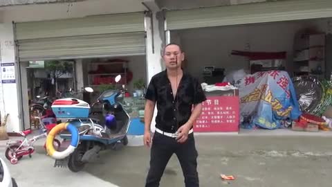 Dị nhân Trung Quốc biểu diễn tuyệt kỹ luồn rắn qua mũi