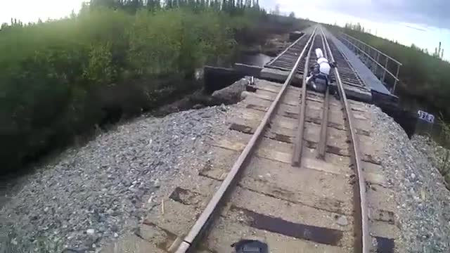 Biker và môtô suýt rơi lọt khỏi cầu