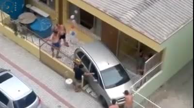 Màn đưa xe ra khỏi nhà tốn công nhất thế giới