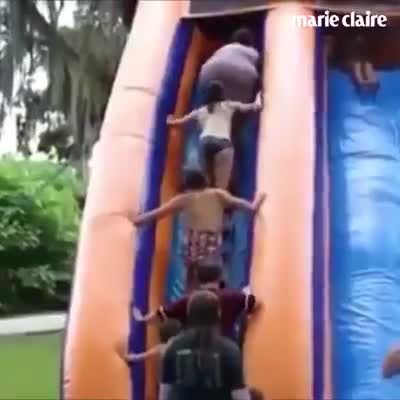 Cười vỡ bụng loạt tai nạn hài hước khi chơi cầu trượt