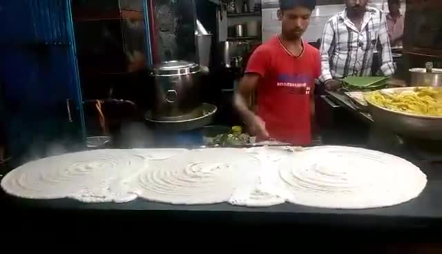 Chiếc bánh khổng lồ này ăn bao giờ cho hết đây 