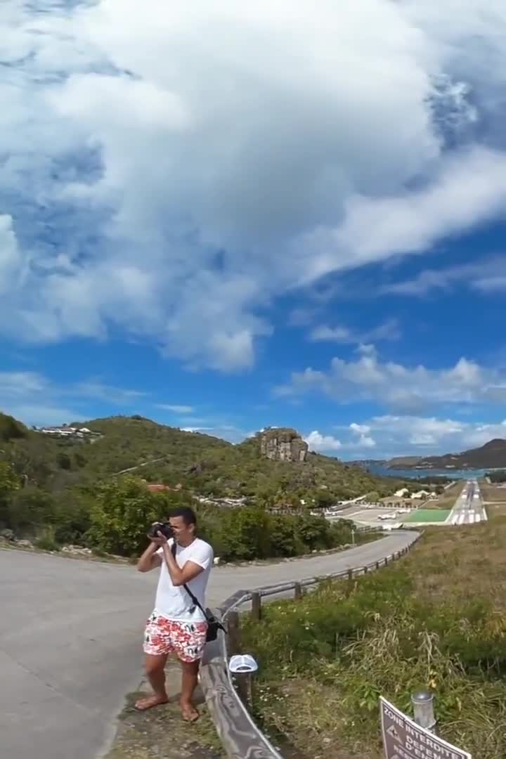 Ôi, suýt nữa là trúng đầu rồi!