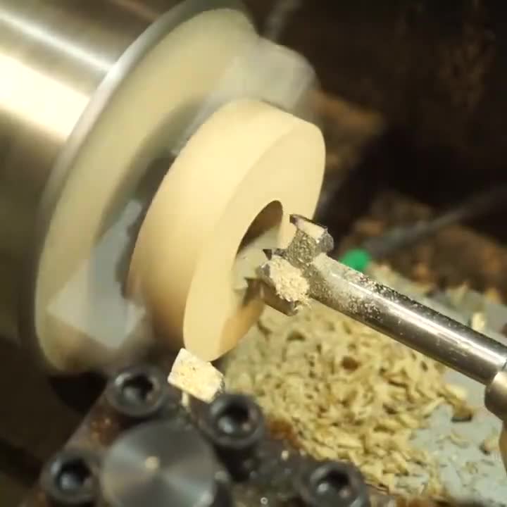 Làm chiếc đèn này cũng kì công lắm nhỉ!