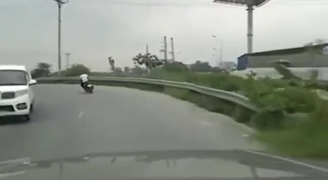 Chán đường nhựa nam thanh niên quyết đi đường ruộng