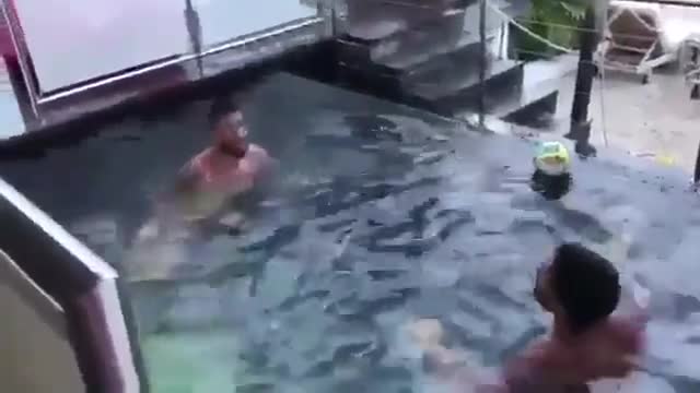 Messi và Suarez tâng bóng trong bể nước