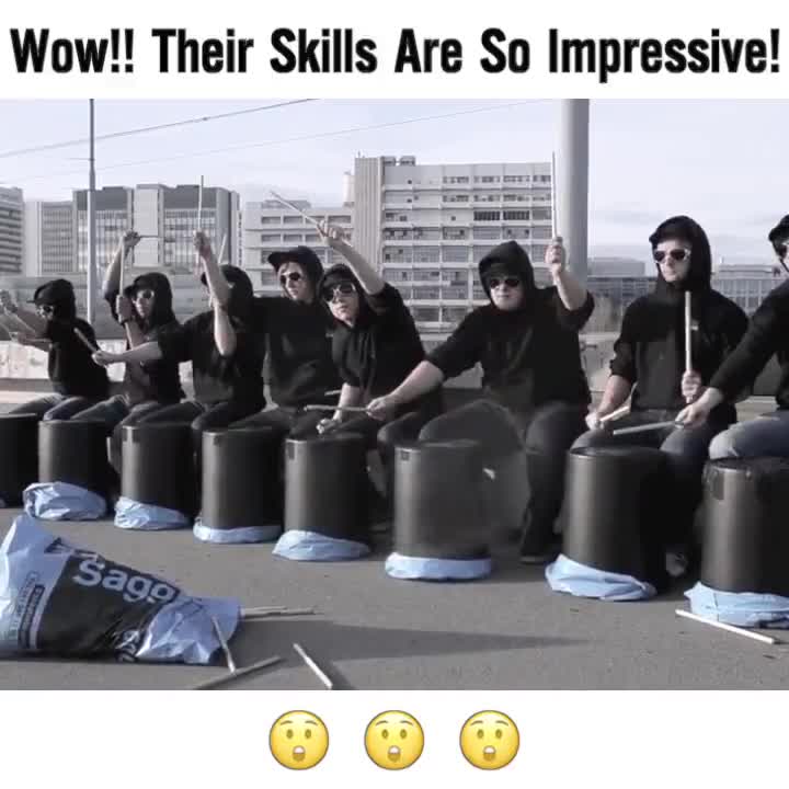 Xem họ chơi hay không kìa!