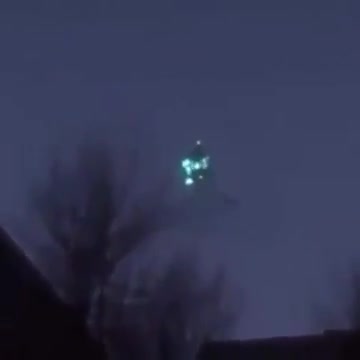 Vật thể nghi UFO biến mất qua ô sáng trên bầu trời Nga