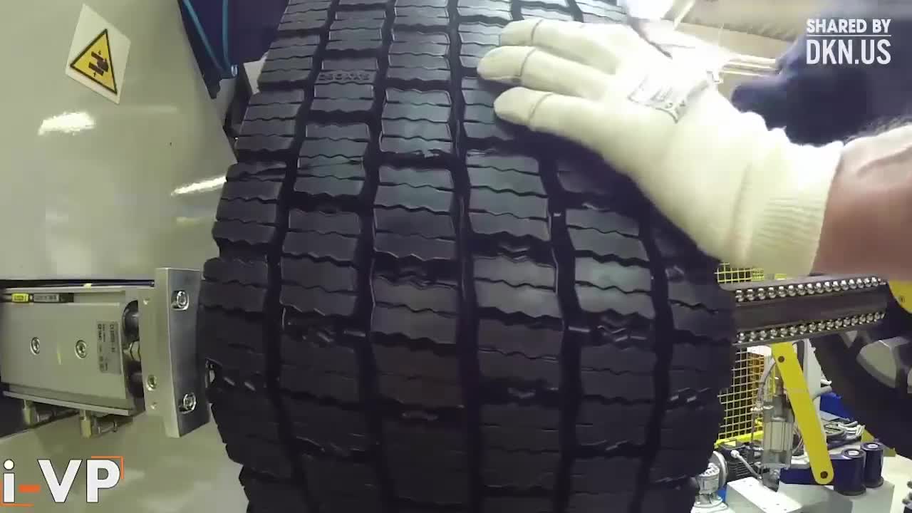 Làm lốp ô tô thật công phu
