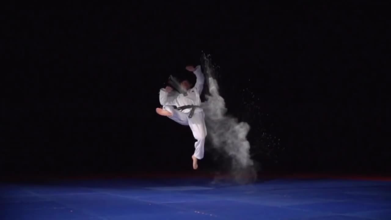 Quay chậm đòn đá trong Taekwondo