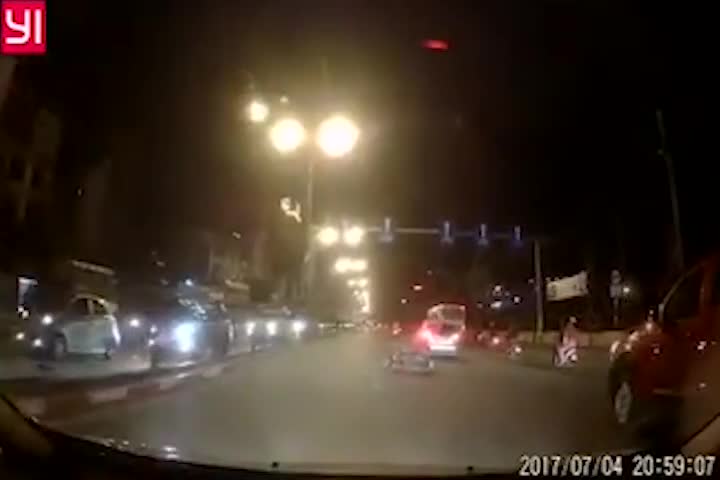 Đôi nam nữ sang đường kiểu tự sát, tông vào ôtô