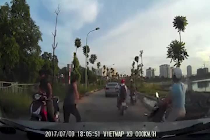 Ôtô tự chạy gần trăm mét vì tài xế lo cãi nhau sau va chạm