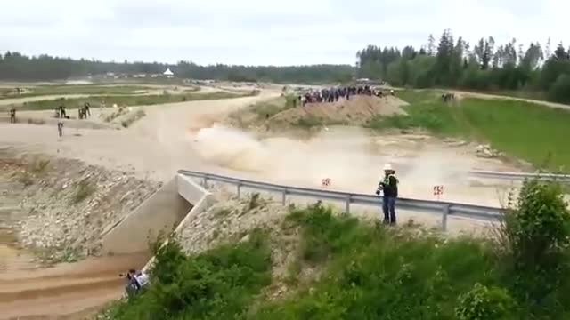 Choáng với cảnh 'xe bay' kinh hoàng trong giải đua đường trường