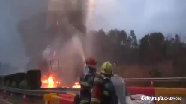 Xe chở pháo hoa phát nổ trên đường cao tốc ở Trung Quốc