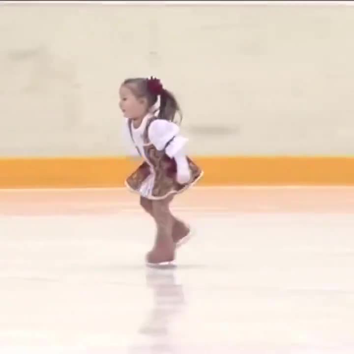 Cô bé đáng yêu và tài năng quá!
